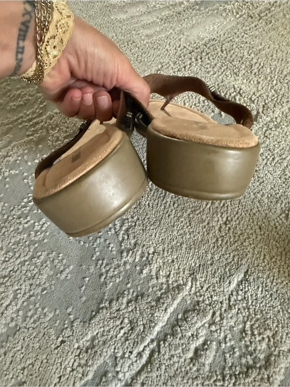 Minnetonka Silverthorne 360 thong sandals brown leather straps silver charms 10